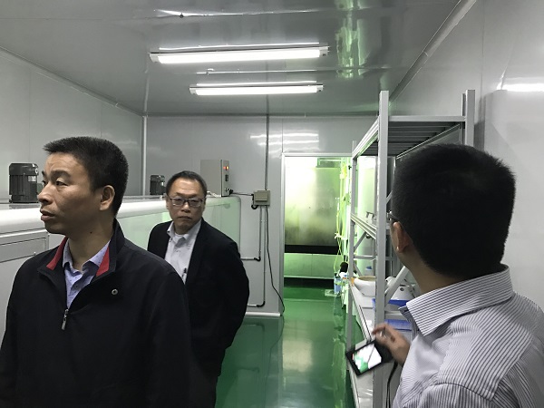 參觀無(wú)塵車(chē)間